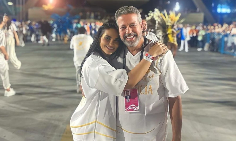 Arthur Lira desfila à frente da Beija-Flor no Carnaval do Rio de Janeiro: ‘Histórico’