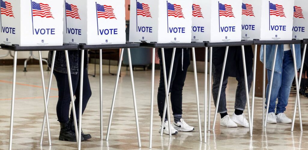 EUA: primeiras urnas são fechadas em eleição que pode complicar governo Biden