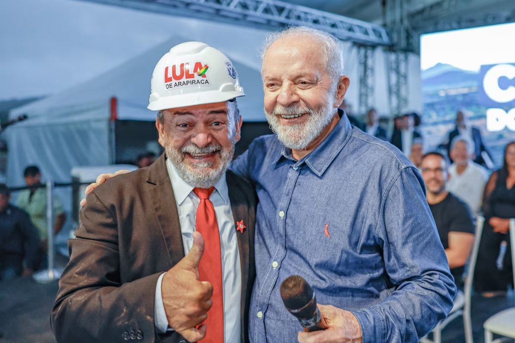 Lula posa ao lado de sósia em evento no interior de Alagoas