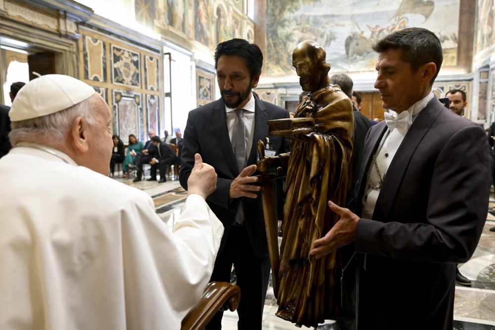 Ricardo Nunes encontra o papa, dá imagem de Nossa Senhora de presente e pede que RS seja abençoado