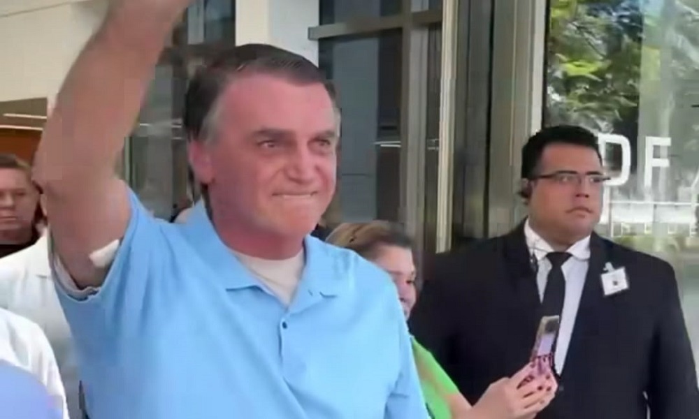 Bolsonaro deixa hospital três semanas após cirurgia abdominal