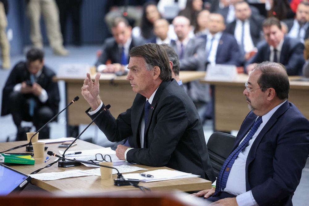 Bolsonaro rebate versão sobre reunião com militares e nega confronto com Freire Gomes: ‘Nunca existiu voz de prisão’