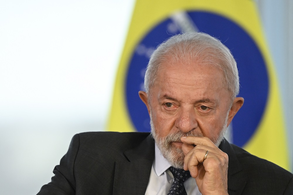 Lula anuncia pacote de investimentos para população atingida por tragédia em Mariana