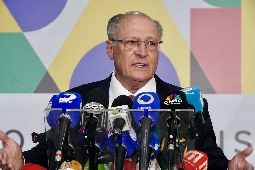 Alckmin negocia com EUA para reverter tarifa e responde críticas de montadoras