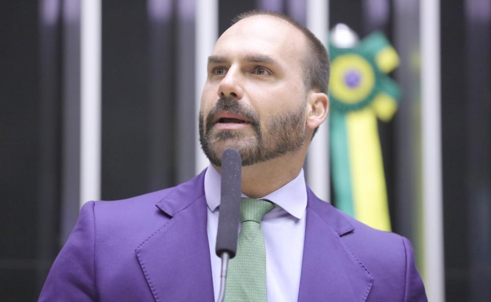 Eduardo Bolsonaro diz que Moraes bloqueou contas e Pix de sua esposa