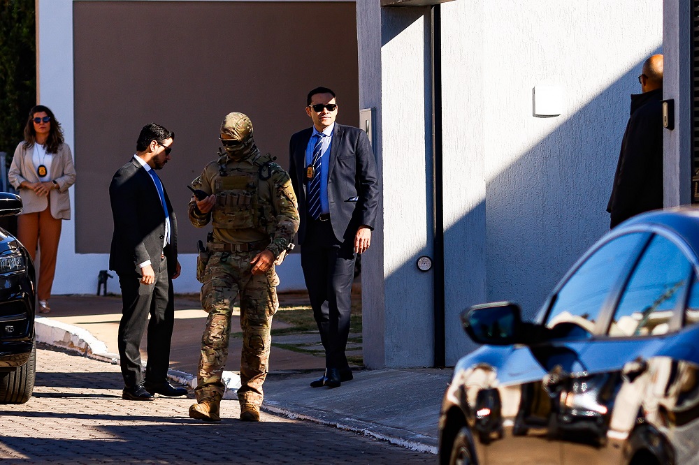 PF conclui perícia em pen drive encontrado no banheiro de Bolsonaro