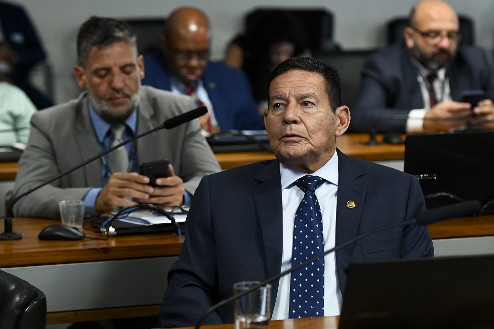 ‘Não aceito que Trump venha meter o bedelho’, diz Hamilton Mourão sobre o tarifaço