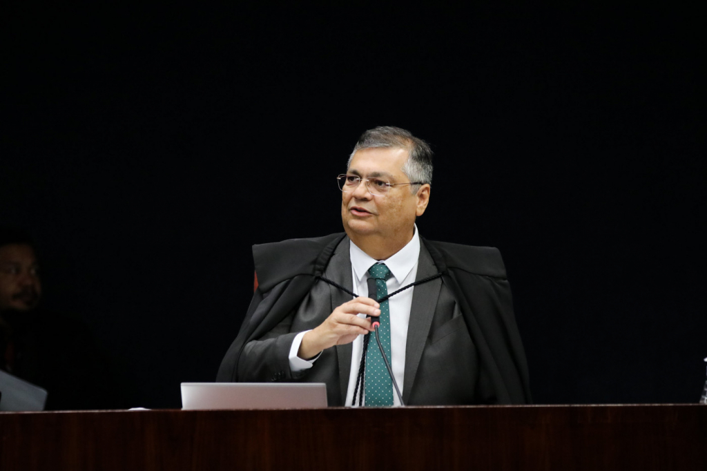Dino determina investigação sobre R$ 694 milhões em emendas Pix sem plano de trabalho