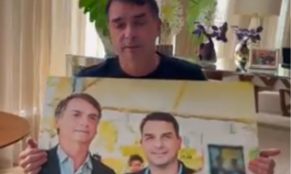 Flávio Bolsonaro lamenta não poder postar foto com o pai no Dia dos Pais