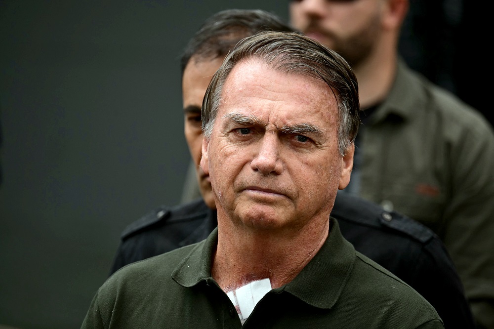 Bolsonaro deixa hospital em Brasília com diagnóstico de anemia e pneumonia residual