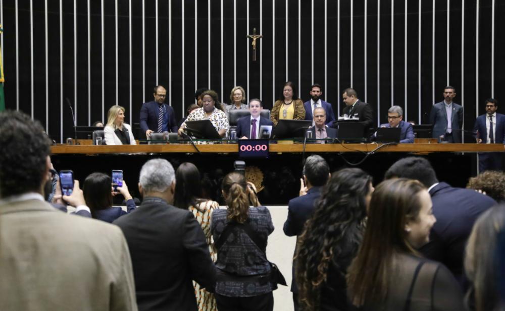 Câmara dos Deputados aprova urgência de projeto de anistia a condenados do 8 de Janeiro
