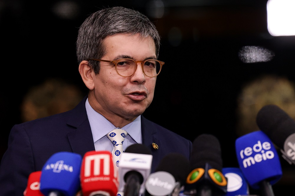 Randolfe Rodrigues cita Pacheco e Messias para sucessão de Barroso no STF