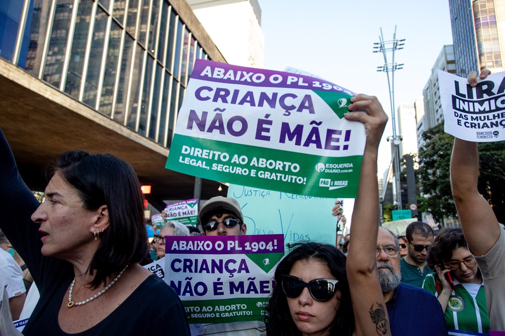Câmara aprova projeto que dificulta aborto legal por menores de idade