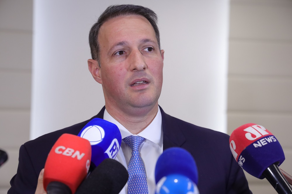 Derrite altera projeto antifacção e limita atuação da Polícia Federal em investigações