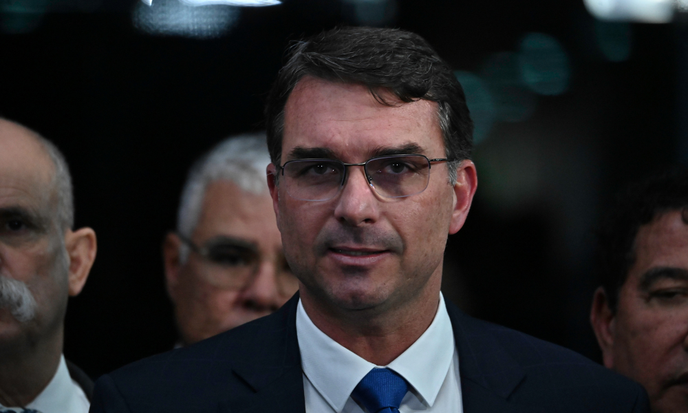Flávio Bolsonaro chama de ‘farsa’ decisão do STF que manteve condenação de Jair Bolsonaro