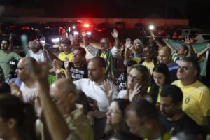 Homem discursa contra Bolsonaro em vigília e é agredido por apoiadores do ex-presidente