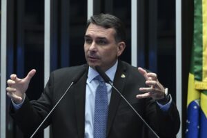 Flávio Bolsonaro pede união da direita após briga de Eduardo e Nikolas: ‘Inimigo está lá’
