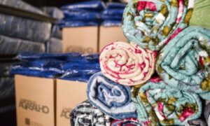 Governo de SP abre Campanha do Agasalho 2026 e convoca novos pontos de coleta