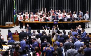 Câmara aprova PEC de fim da escala 6×1