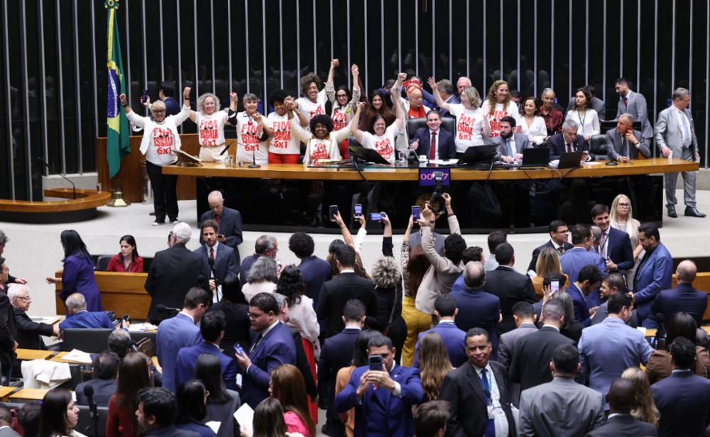 Câmara aprova PEC de fim da escala 6×1