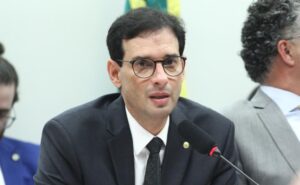 Deputado pede vista, e comissão votará PEC do fim da escala 6×1 na quarta-feira