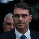 Flávio Bolsonaro diz que, se eleito, usará seu prestígio para reduzir maioridade penal