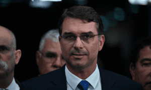 Flávio Bolsonaro diz que, se eleito, usará seu prestígio para reduzir maioridade penal
