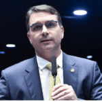 Flávio Bolsonaro elogia Mendonça por investigação do Master e cobra abertura de CPMI
