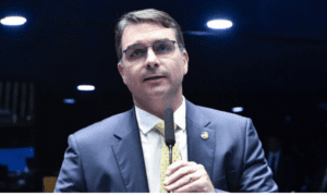 Flávio Bolsonaro elogia Mendonça por investigação do Master e cobra abertura de CPMI