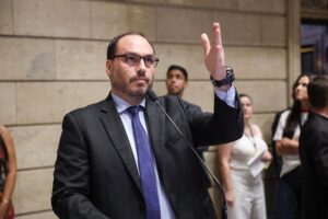 Flávio Bolsonaro lança Carlos ao Senado por Santa Catarina